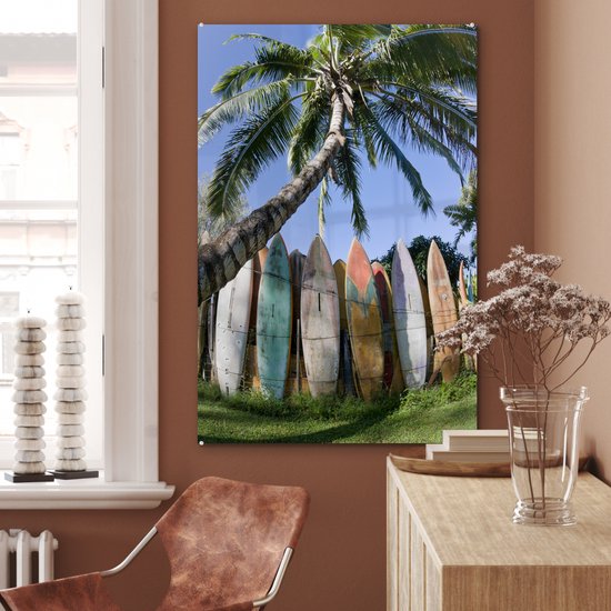 MuchoWow® Peinture sur verre 60x90 cm - Peinture sur verre acrylique - Un palmier près d'une rangée de planches de surf - Photo sur verre - Peintures