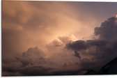 Dibond - Zon achter Donkere Regenwolken - 75x50 cm Foto op Aluminium (Wanddecoratie van metaal)