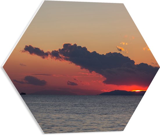 PVC Schuimplaat Hexagon - Zonsondergang bij Donkere Regenwolken boven de Oceaan - 50x43.5 cm Foto op Hexagon (Met Ophangsysteem)