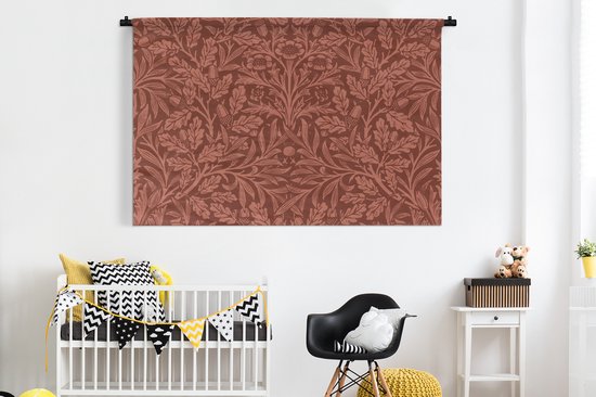 Wandkleed met bruin bloem- en bladerpatroon in een kinderkamer boven een wit ledikant.