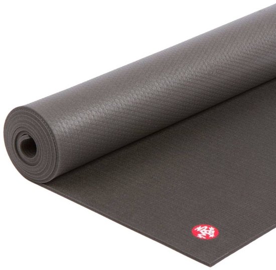 Grijze Manduka yogamat, deels opgerold, met rood logo.