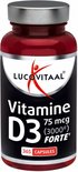 Fles met 365 vitamine D3 capsules van Lucovitaal. Zilveren dop en rode capsulepot.