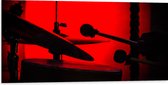 Dibond - Drumtoestel in Rood Licht - 100x50 cm Foto op Aluminium (Wanddecoratie van metaal)