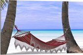 WallClassics - Dibond - Rode Ibiza Hangmat op Tropisch Strand - 90x60 cm Foto op Aluminium (Met Ophangsysteem)