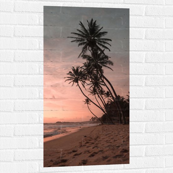 WallClassics - Muursticker - Groepje Hoge Palmbomen op het Strand bij Zonsondergang - 50x100 cm Foto op Muursticker