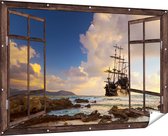 Gards Tuinposter Doorkijk Piratenschip aan de Kust bij Zonsondergang - 180x120 cm - Tuindoek - Tuindecoratie - Wanddecoratie buiten - Tuinschilderij