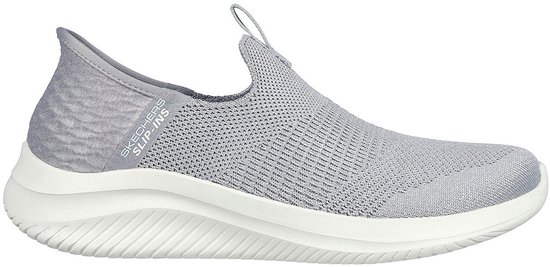 Grijze slip-on sneaker met ademende stof en een wit met textuur hielpand. Witte zool.