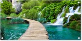 Tuinposter - Tuinschilderij voor buiten - Schuttingdoek - Tuin - Brug - Water - Planten - Waterval - Groen - Schutting decoratie - Tuinposters - Tuindecoratie - Schuttingposter - 80x40 cm - Tuindoek - Buitenposter