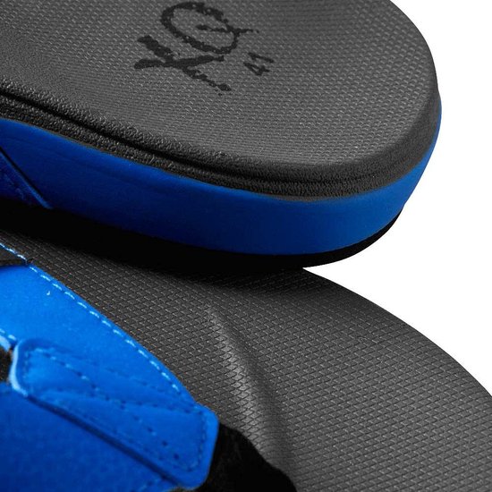 Detail van een grijze teenslipper met blauwe rand, zwart voetbed met XQ-logo.