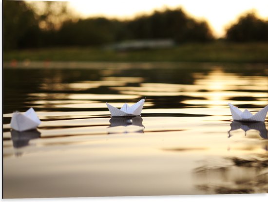 Dibond - Drie Witte Origami Bootjes Drijvend op het Meer - 80x60 cm Foto op Aluminium (Met Ophangsysteem)
