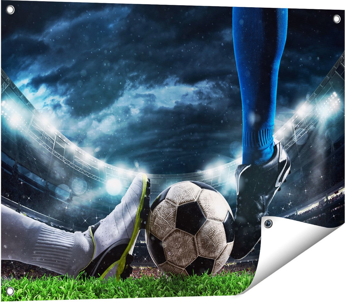 Gards Tuinposter Voetbal Sliding op de Bal in het Stadion - 80x60 cm - Tuindoek - Tuindecoratie - Wanddecoratie buiten - Tuinschilderij Multikleur