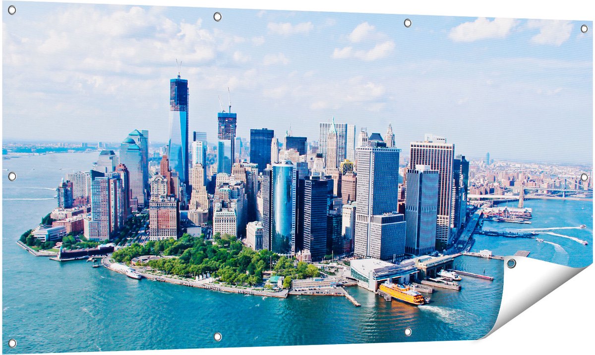Gards Tuinposter New York Als een Eiland vanuit de Lucht - 140x70 cm - Tuindoek - Tuindecoratie - Wanddecoratie buiten - Tuinschilderij Multikleur