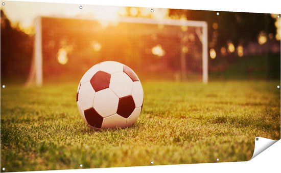 Gards Tuinposter Voetbal met Goal tijdens Zonsondergang - 200x100 cm - Tuindoek - Tuindecoratie - Wanddecoratie buiten - Tuinschilderij