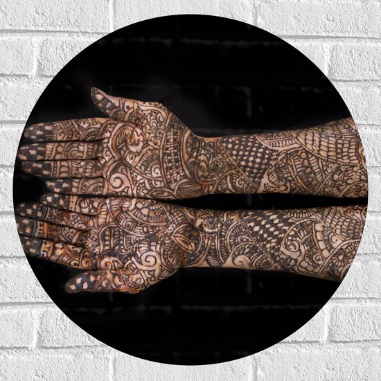 Muursticker Cirkel - Henna Patroon op Handen van Vrouw tegen Zwarte Achtergrond - 60x60 cm Foto op Muursticker