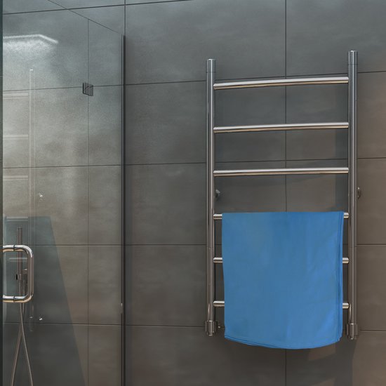 Blauwe handdoek hangt te drogen aan een handdoekrek in een moderne badkamer.