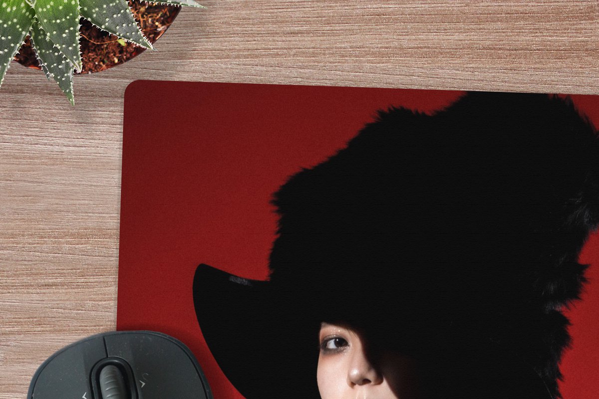 Muismat XXL 40x40 cm - Bureau onderlegger - Bureau mat Rood - Vrouw - Zwart - Portret - Bureaumat - Gaming mousepad xl - Bureaulegger groot - Computer deskmat