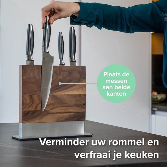 Vrouw plaatst mes in walnotenhouten messenblok met RVS voet. Tekst: "Verminder uw rommel en verfraai je keuken".