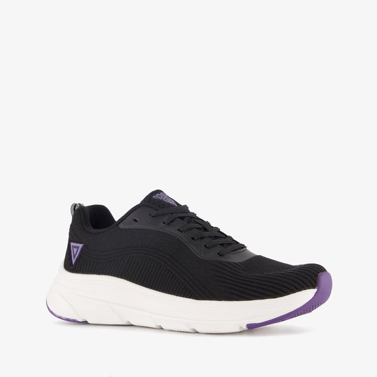 Vue latérale de la chaussure de sport noire Osaga pour femme avec semelle blanche et détails violets.