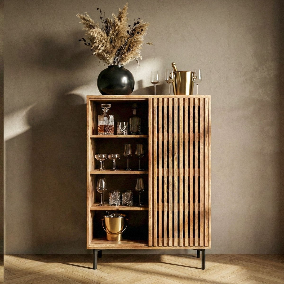 Ervesto Huisbar Mango Massief Hout 80x123 Cm - Barkast - Wijnkast - Industriële Huisbar - Met Geïntegreerd Wijnrek 15 Flessen - Zwart Metalen Frame