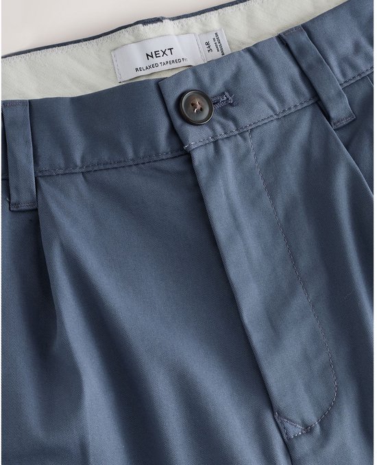 Knoopsluiting en tailleband van blauwe chino met Next label.