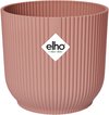 Roze Elho bloempot met verticale ribbels en het logo 'love grow live'.