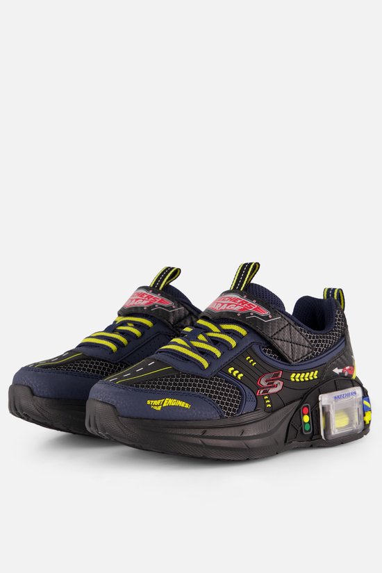 Paar blauwe sneakers met raceauto-thema, gele veters en lichtjes.