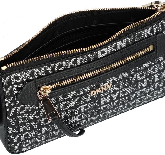 Open zwarte DKNY tas met repetitief grijs DKNY logo, goudkleurige ritsen.