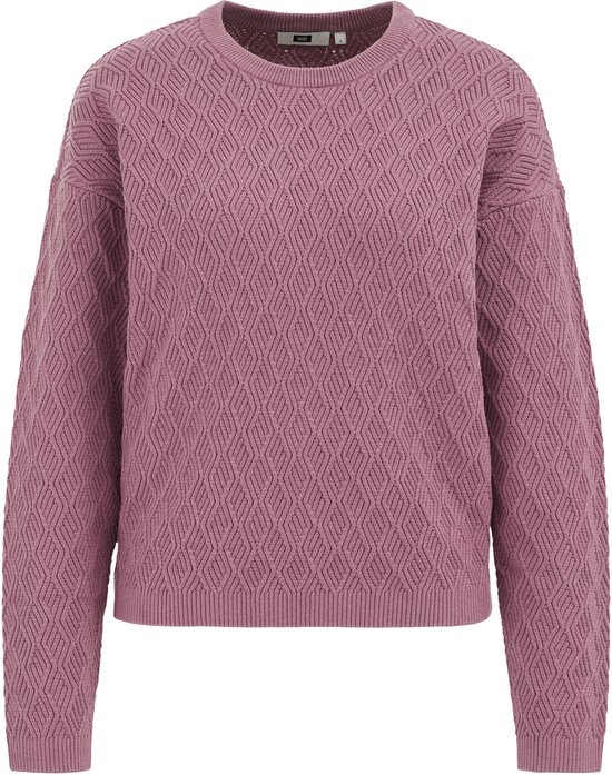 Een roze trui met ruitpatroon en ronde hals, hangend.