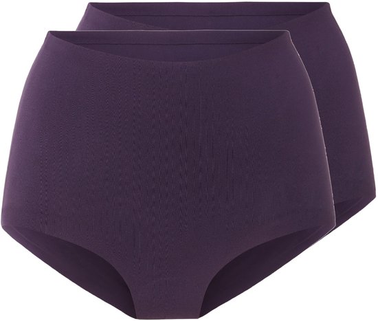 Twee paarse slips met hoge taille en een subtiel geribbelde textuur, naast elkaar.