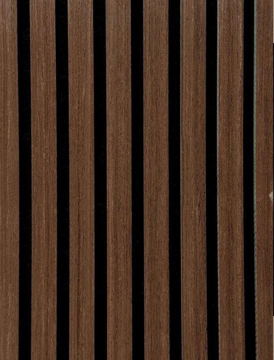 Close-up van wenge lamellenwand, verticale houten latten met zwarte vilt achtergrond.