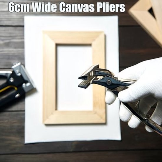 Zilverkleurige canvas spanklem in een hand, naast een blanco canvas en een houten frame.