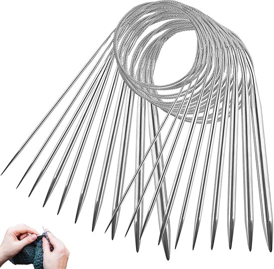 Een bundel zilverkleurige rondbreinaalden met flexibele kabels, in de linker benedenhoek een close-up van handen die breien.