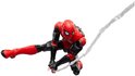 Spiderman in rood en zwart pak, in de lucht met een web in zijn hand.
