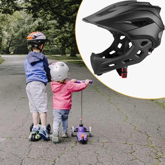 Zwarte kinderhelm met verwijderbare kinbeschermer, twee kinderen op steps.