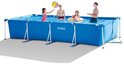 Vier personen spelen in een blauw Intex rechthoekig zwembad, op een witte achtergrond.