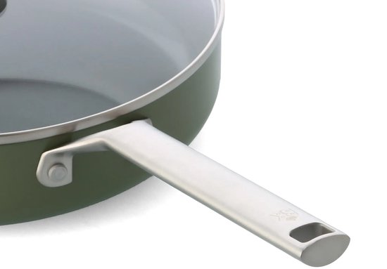 Olijfgroene hapjespan met glazen deksel en zilverkleurig handvat.