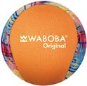 Oranje Waboba Original bal met gekleurde, wervelende patronen aan de zijkant.