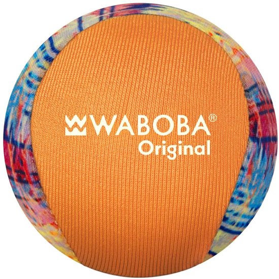 Oranje Waboba Original bal met gekleurde, wervelende patronen aan de zijkant.