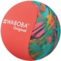 Koraalrode Waboba Original bal met kleurrijk, gespikkeld patroon aan de zijkant.