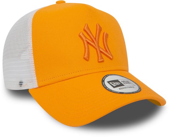 Casquette trucker New Era orange avec logo NY Yankees, côtés en mesh blanc.