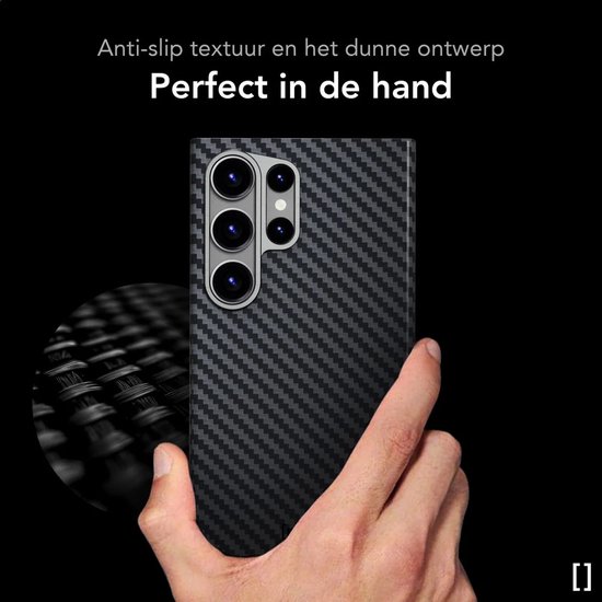 Hand houdt NEKIT telefoonhoes vast, met anti-slip textuur.