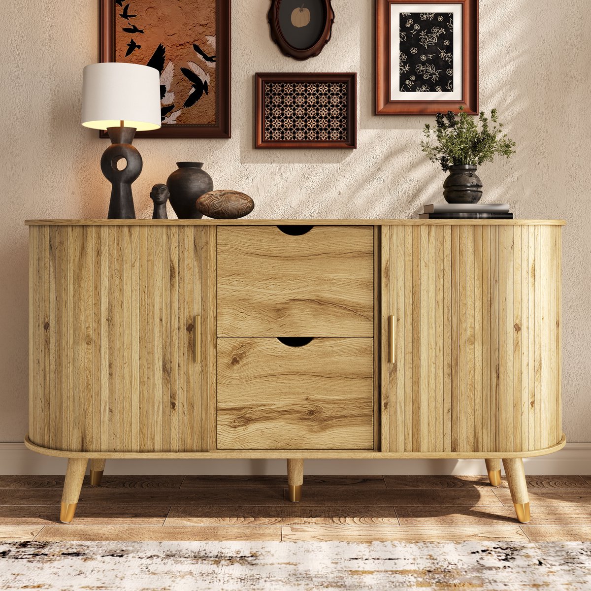 Pugsdrly Dressoir met verticale nerf, twee schuifdeuren, twee lades, massief houten poten en een afgeronde hoekkast voor in de woonkamer.