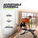 Man in oranje tanktop traint thuis met verstelbare dumbbell van 15 kg.