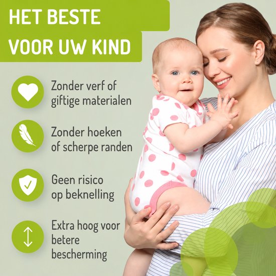 Vrolijke baby met blauwe ogen die in de armen van een lachende moeder ligt. Tekst: 'HET BESTE VOOR UW KIND'.