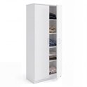 Witte kledingkast met één deur open, met opgevouwen kleding op de planken.
