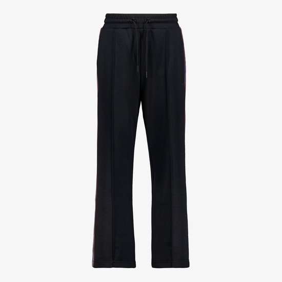 Zwarte joggingbroek met rode en blauwe bies aan de zijkant en een trekkoord.