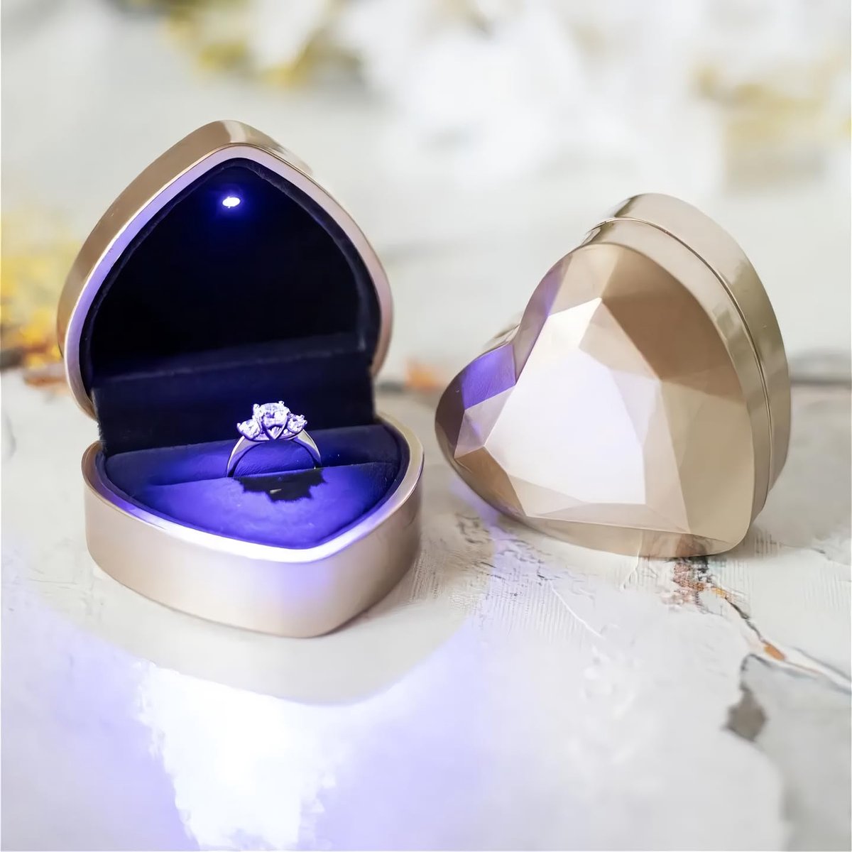 Sieradendoos hartvormig met LED-licht - fluwelen oorbellen doosje - gouden - perfect voor verlovingen - ShopVlot