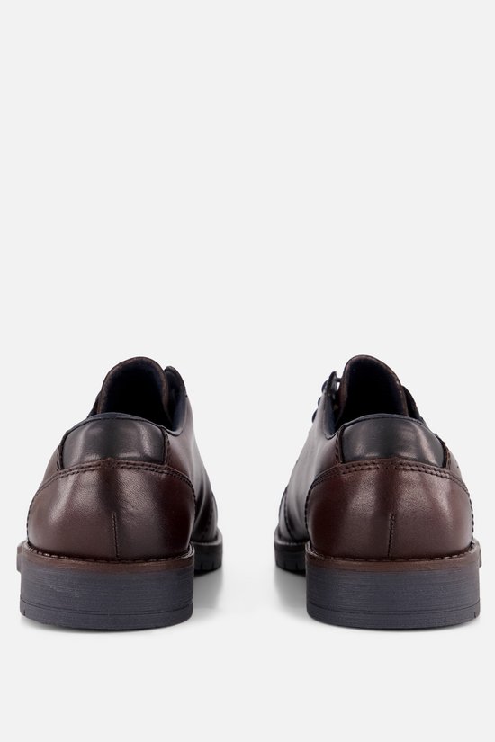 Achterkant van een paar bruine leren veterschoenen met donkerblauwe hielaccenten en grijze zolen.