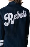 Donkerblauw pinstripe colbert met kanten applicatie 'Rebels' op de rug, gedragen door een vrouw.