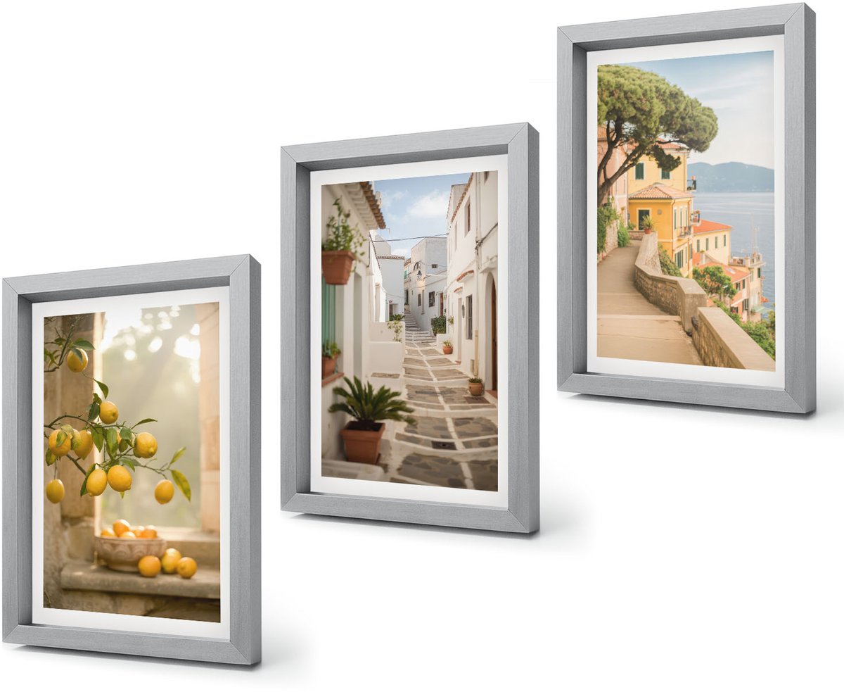 Coloray 4-Delige Schilderij Set - Uitzicht op citrusbomen vanuit het raam en architectuur aan zee. - 20 x 30 cm - Decoratieve Muurdecoratie - Slaapkamer Zilveren lijst